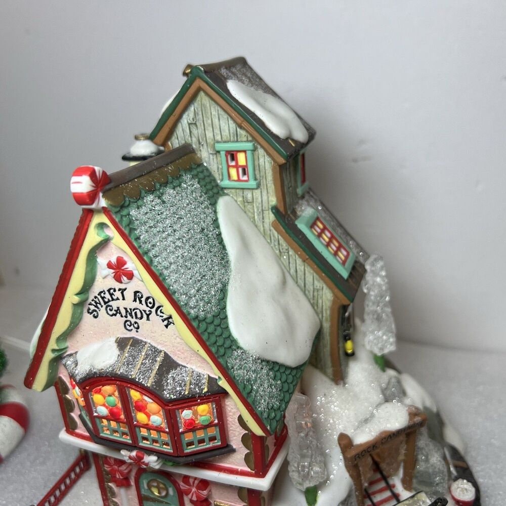 Dept 56 North Pole Series Sweet Rock Candy Co. 56725 Xmas Lighted Village W Figu - Picture 4 of 15